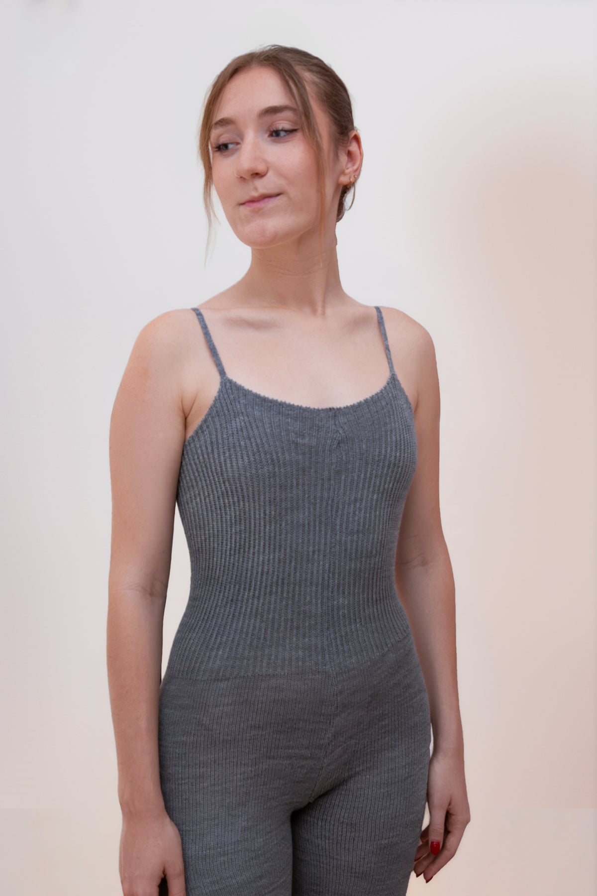 Mono de lana de tirantes gris